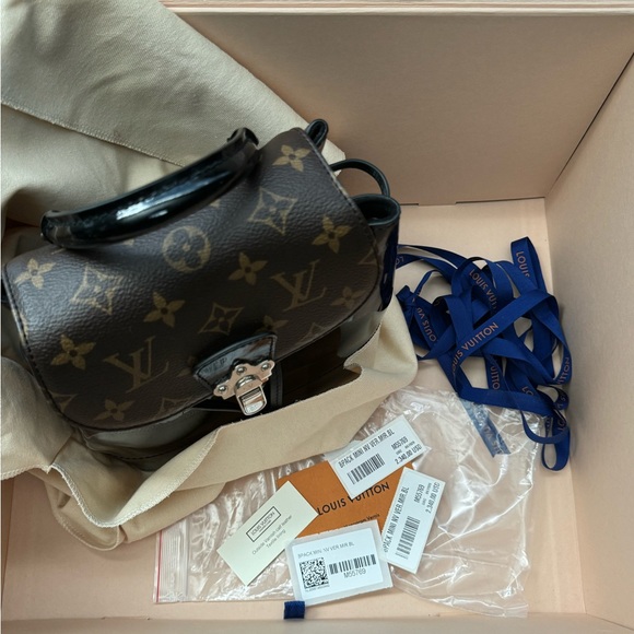 Louis Vuitton Patent Monogram Hot Springs mini backpack in Black🖤 - Picture 9 of 9